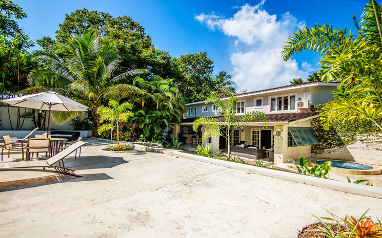 Capri Manor